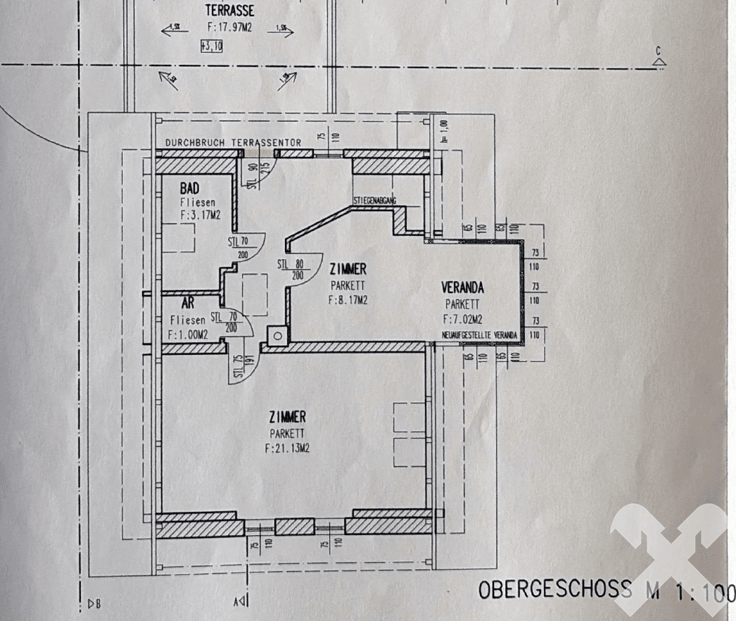 Grundriss des Obergeschosses mit Zimmern, Bad, Abstellraum und Veranda mit Terrassenzugang.
