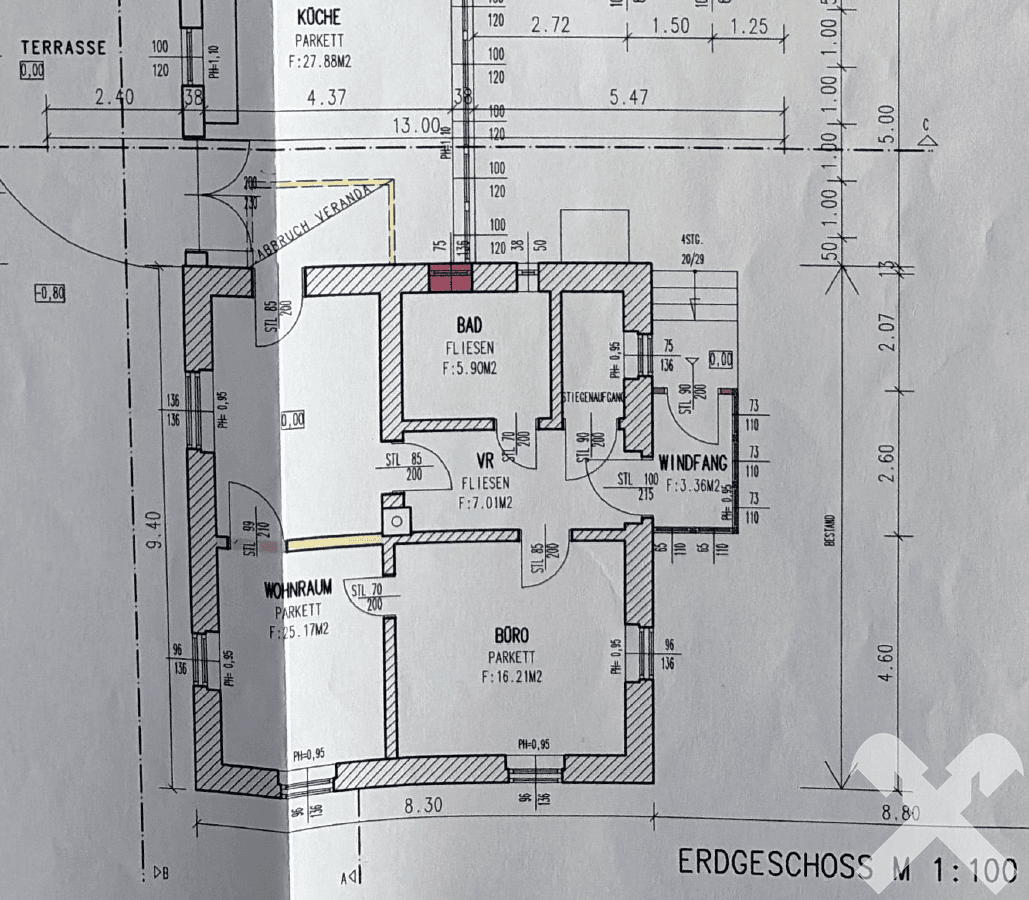Grundriss des Erdgeschosses mit Wohnraum, Büro, Küche, Bad und Zugang zur Terrasse.