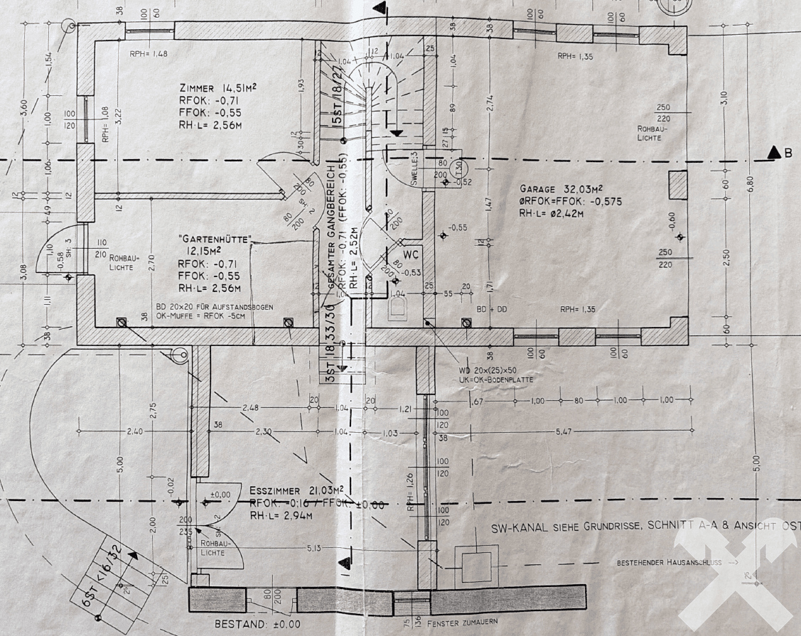 Grundriss des Erdgeschosses mit Zimmern, Garage, WC und Treppenaufgang.