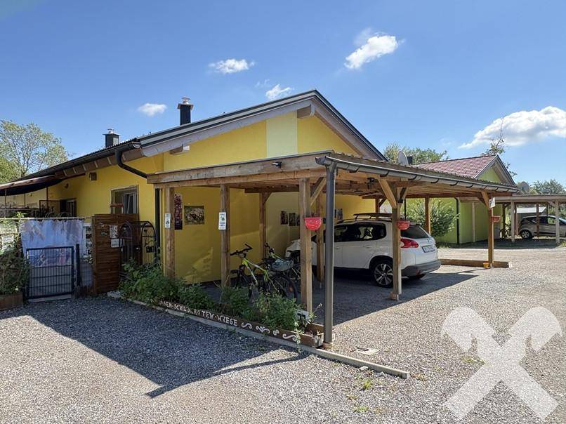 WH 1 - Außenansicht mit Carport