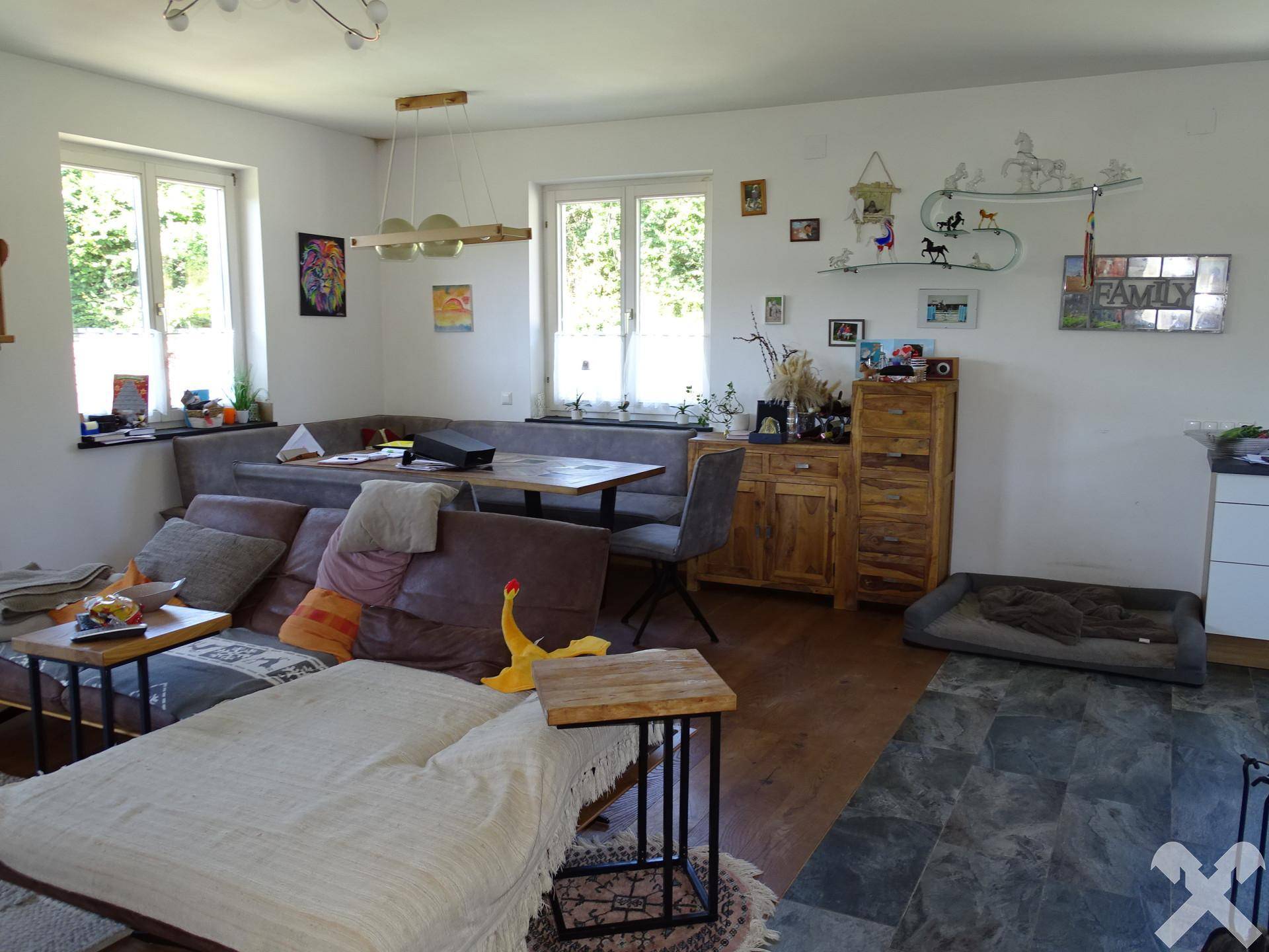 Gemütlicher Wohn- und Essbereich mit Eckbank, Sofa und Holzboden.
