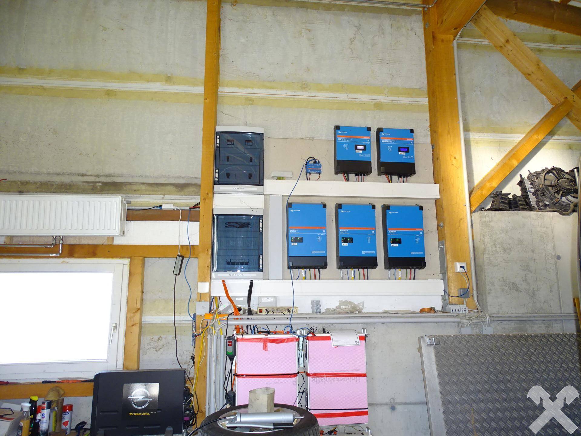 Technikraum mit Wechselrichtern und Steuerungselementen für die Photovoltaikanlage.