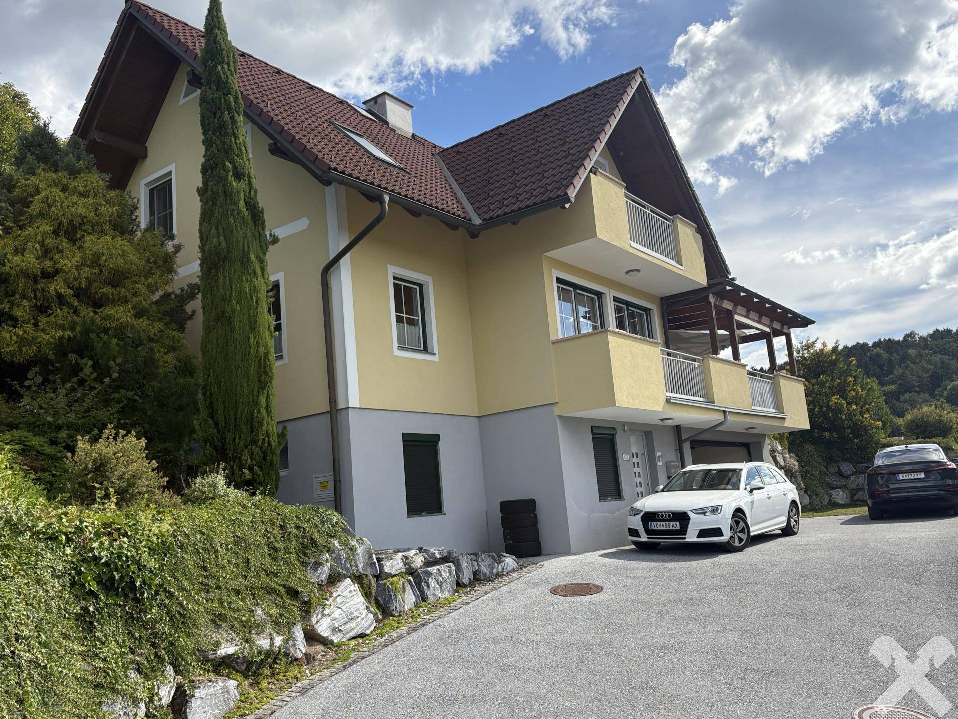 Süd-Westansicht Haus mit Parkplatz