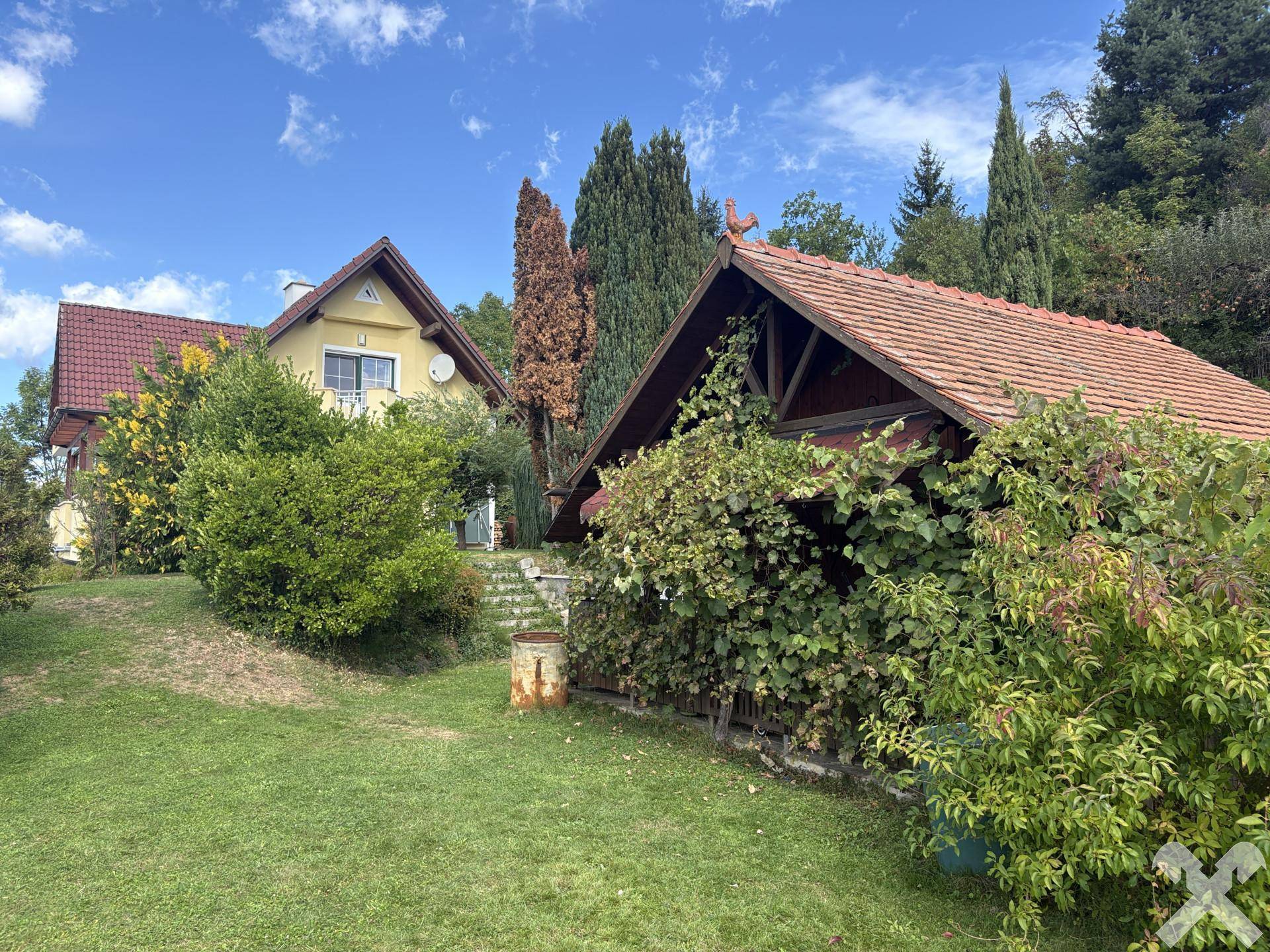 Grundstück mit Gartenhütte