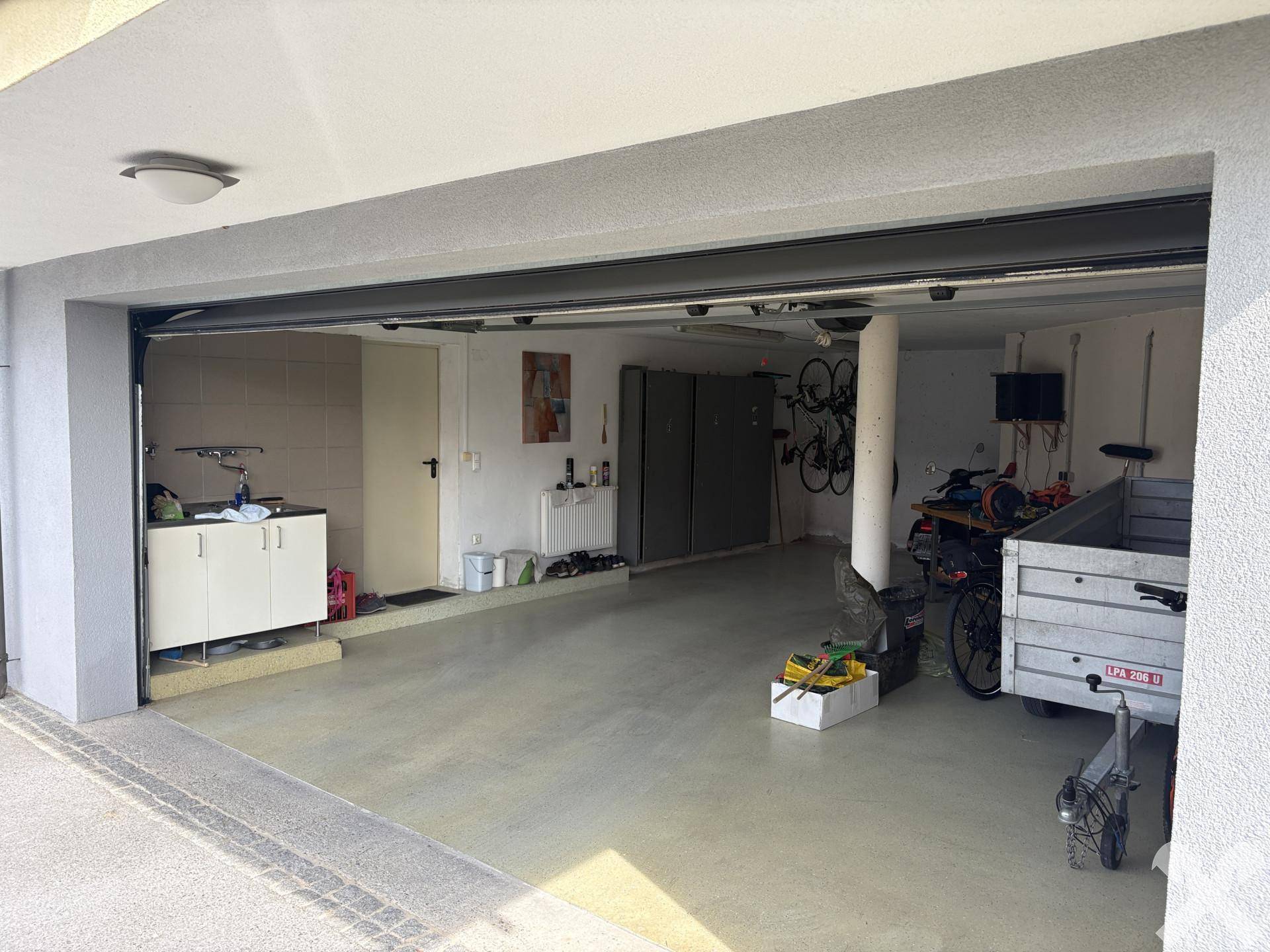 Einfahrt Garage