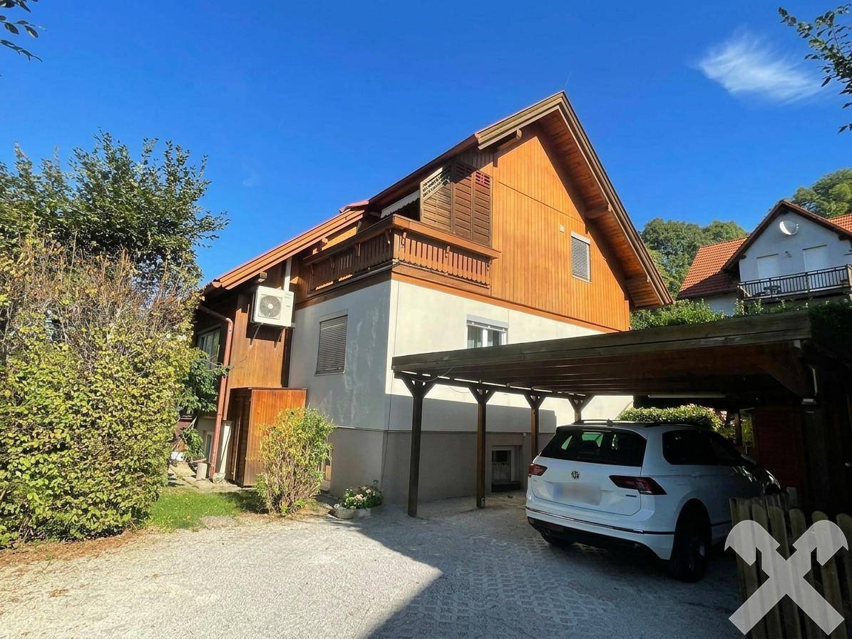 Außenansicht (Zufahrt, Carport)