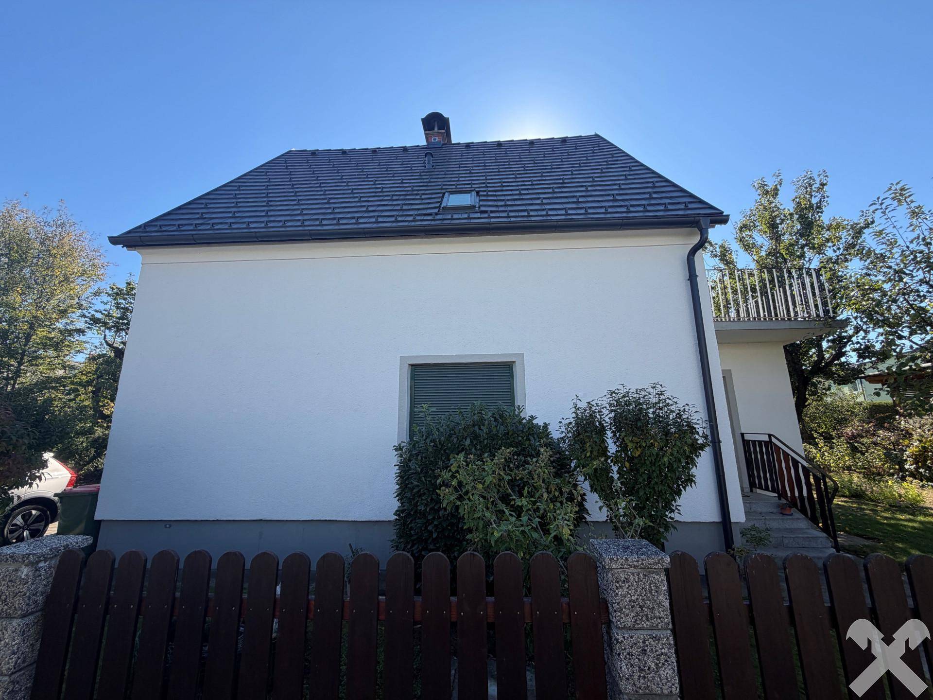 Totalansicht Haus von Strasse kommend