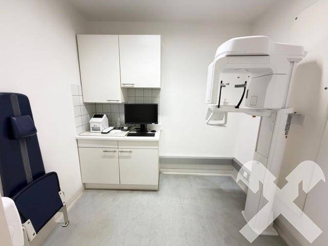 Raum mit einem modernen Panorama-Röntgengerät für zahnmedizinische Diagnostik in sauberer Umgebung.