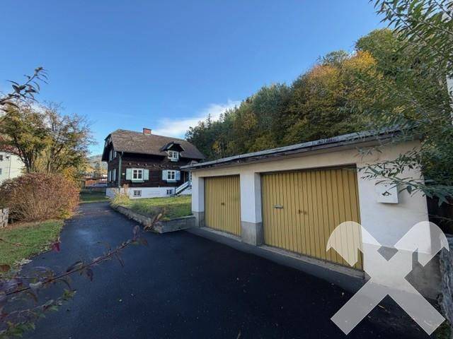 Ansicht der Liegenschaft - Haus und Garagen