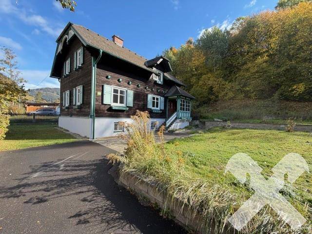 Hausansicht mit Zufahrt
