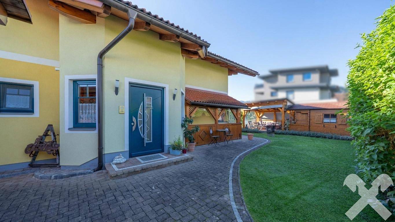 Rückseite Haus mit Garten