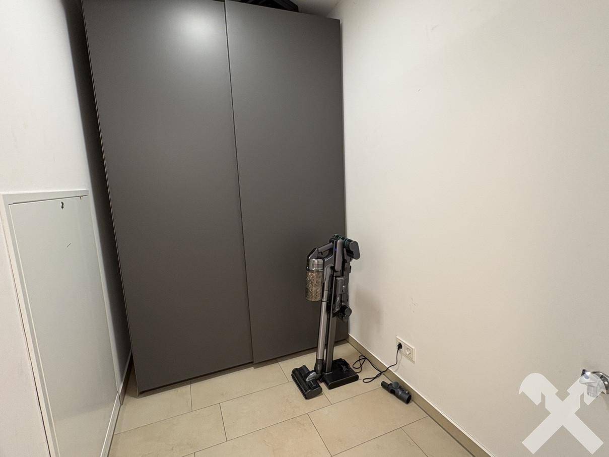 Praktischer Abstellraum mit Einbauschrank und Fliesenboden, bietet zusätzlichen Stauraum.