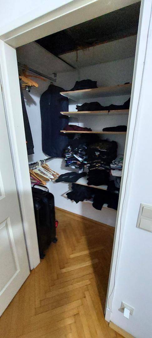 Begehbarer Kleiderschrank mit Regalen und viel Stauraum für Kleidung.