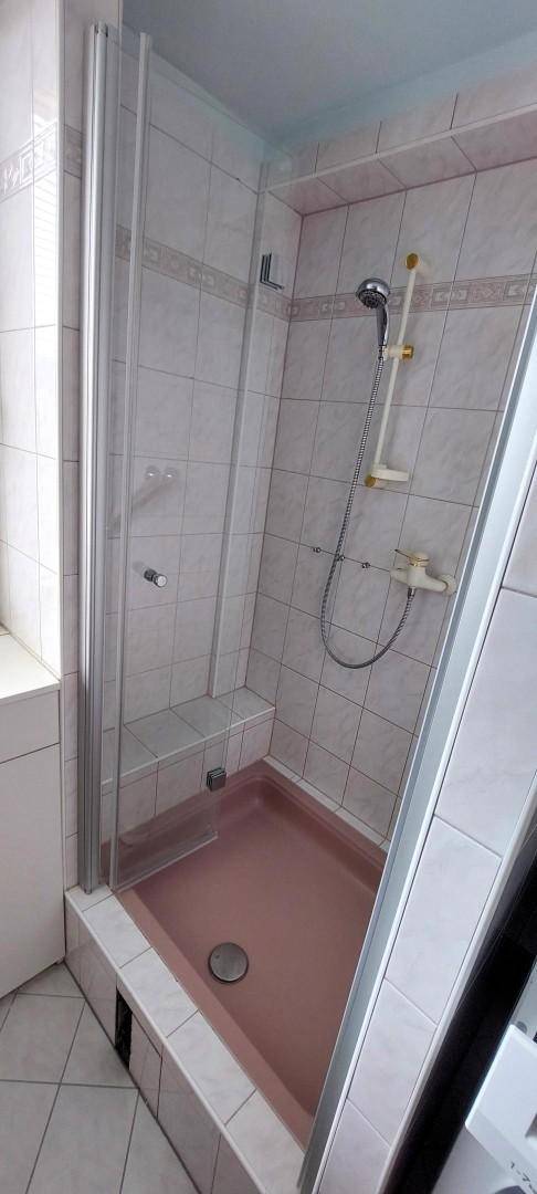 Bad mit Dusche Foto 1