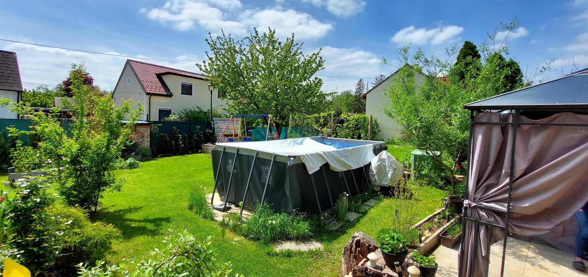 Garten mit Pool