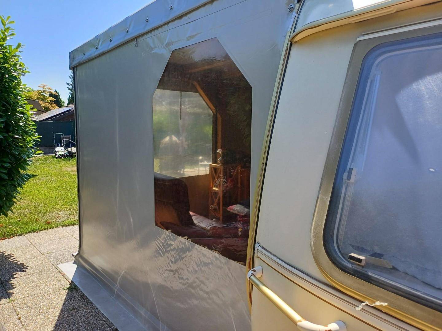 Wohnwagen mit Vorzelt