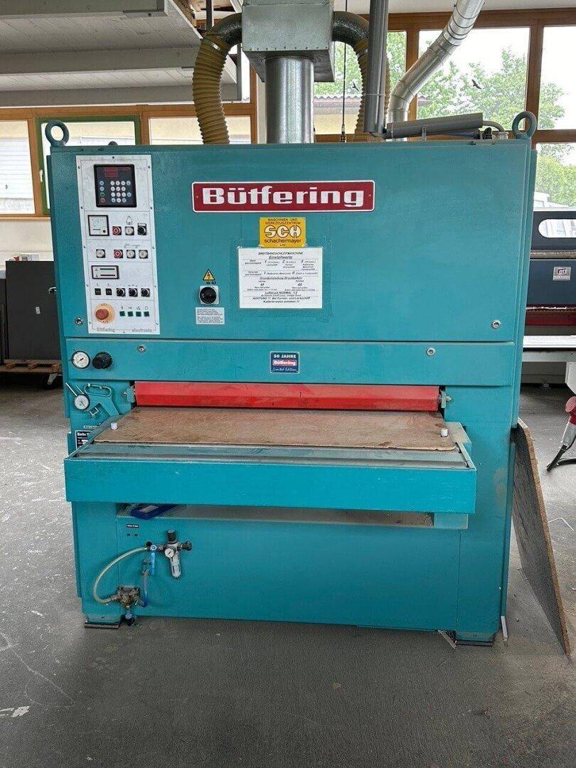 Große Holzbearbeitungsmaschine der Marke Büffering in einer hellen Werkstatt.