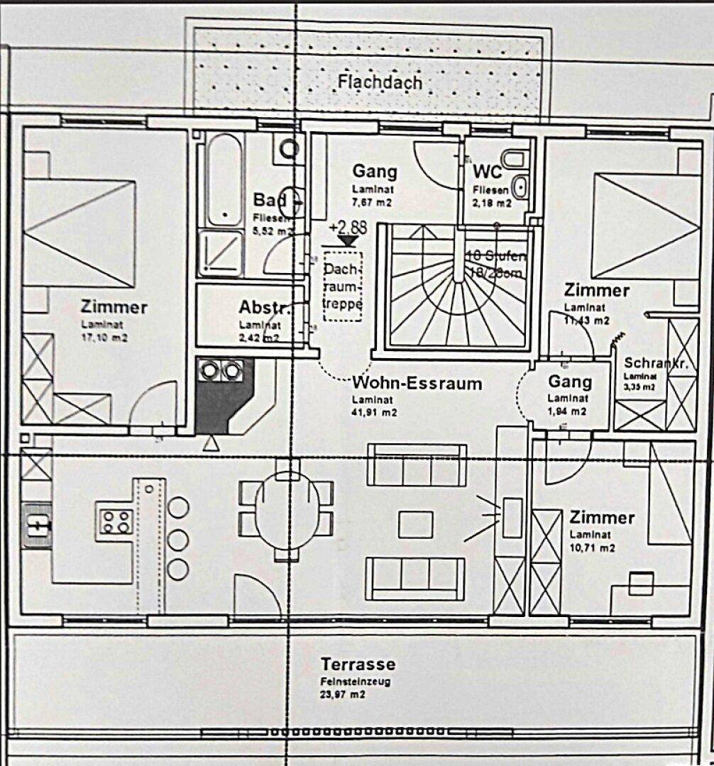 Grundrissplan mit Wohn-Essraum, drei Zimmern, Bad, WC und Terrasse.