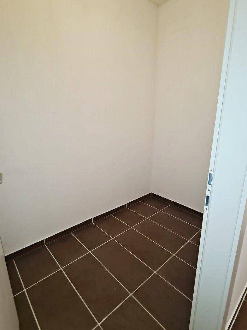 Kleiner Abstellraum mit Fliesenboden und weißen Wänden, ideal für zusätzlichen Stauraum.