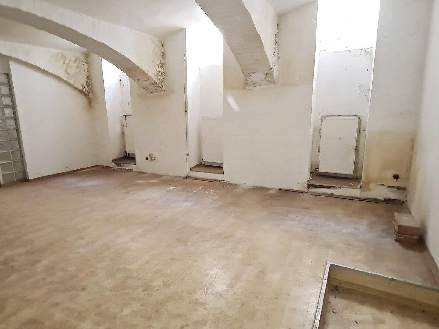 Großer Innenraum mit Gewölbedecken und Glasbausteinen, der eine umfassende Renovierung erfordert.
