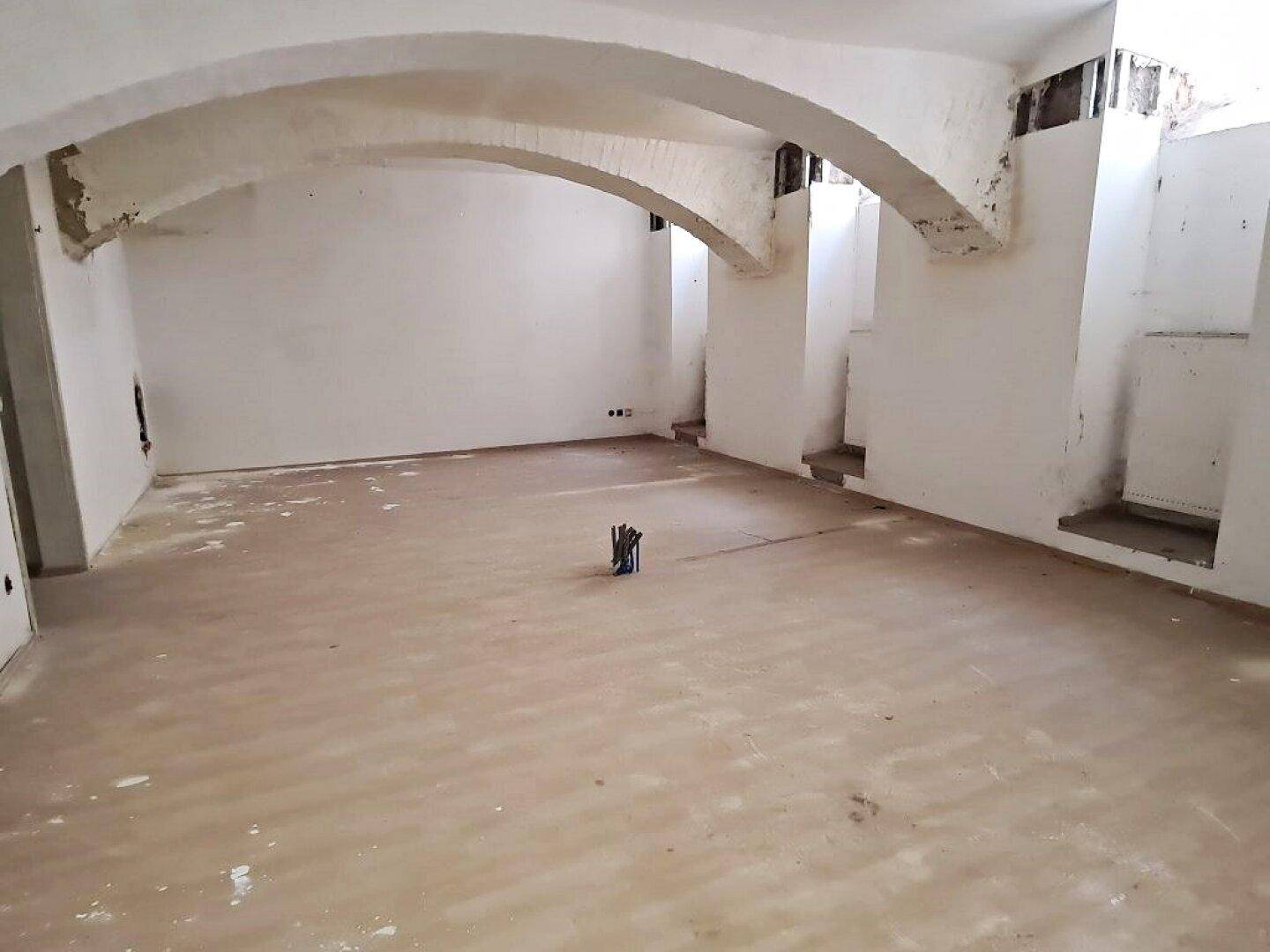 Unfertiger Innenraum mit Gewölbedecken und Spuren von Bauarbeiten, der eine Renovierung benötigt.