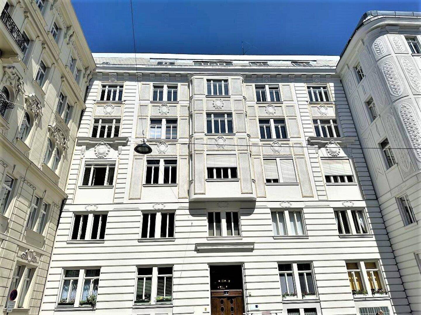 Eine weitere Ansicht der gepflegten Gebäudefassade mit ihren charakteristischen architektonischen Details.