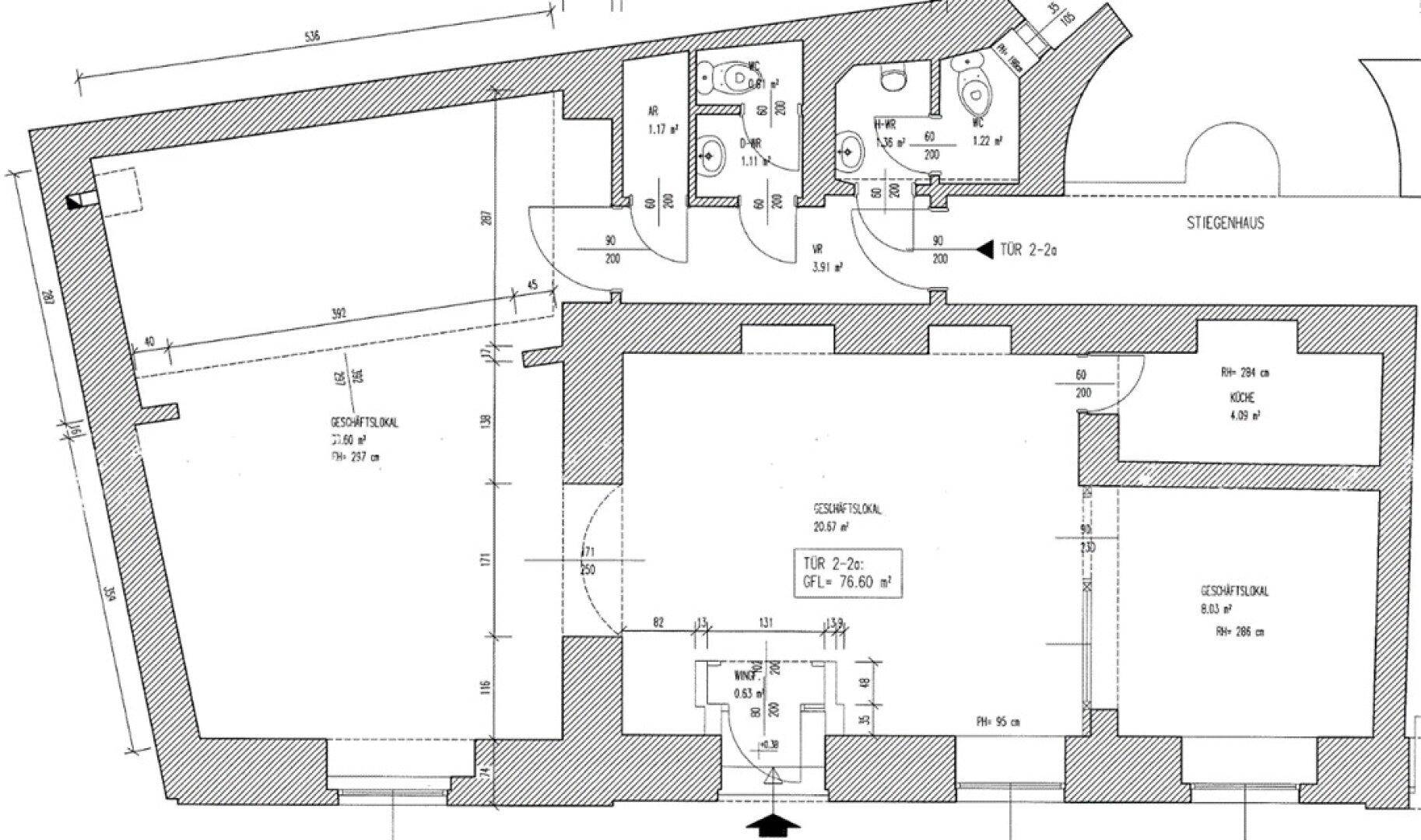 Grundrissplan eines Geschäftslokals mit mehreren Räumen, Sanitärbereichen und Zugang zum Stiegenhaus.