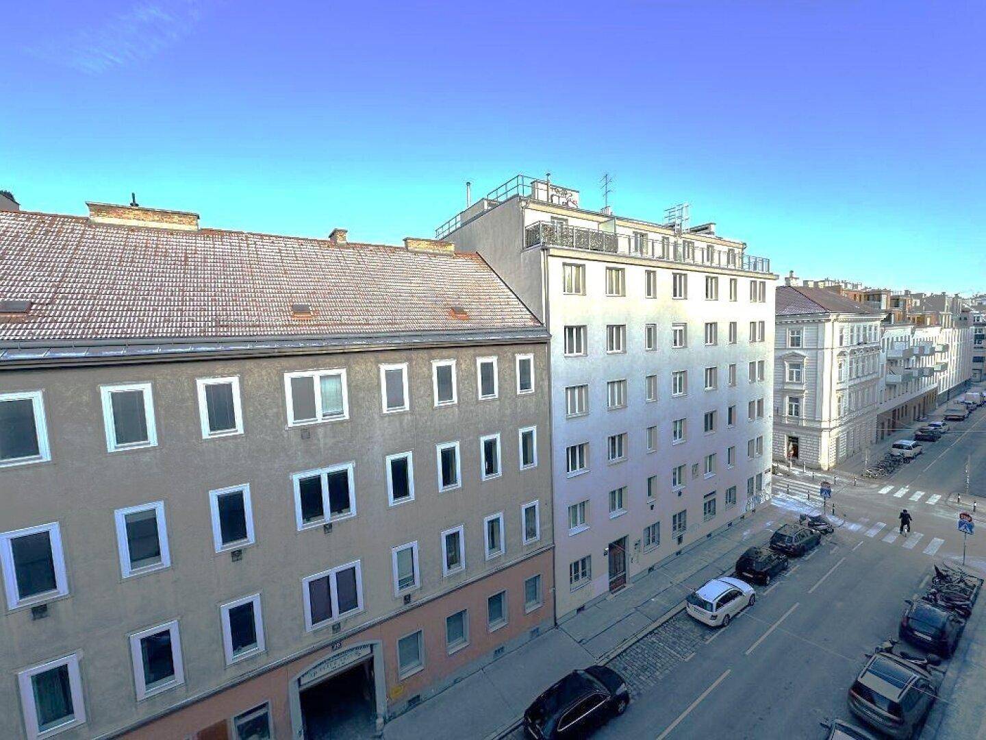 Ansicht von Gebäuden in einer städtischen Umgebung unter klarem blauem Himmel.