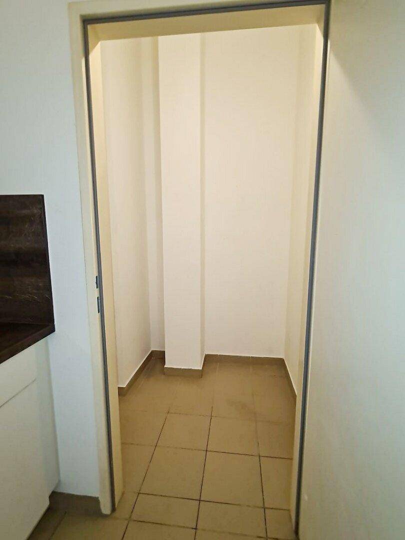 Praktischer Abstellraum mit Fliesenboden, ideal für zusätzlichen Stauraum in der Wohnung.