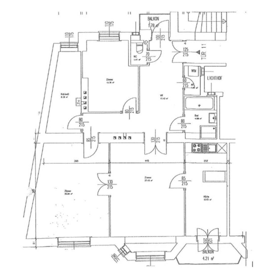 Grundrissplan einer Wohnung mit mehreren Zimmern, Bad, WC und zwei Balkonen.