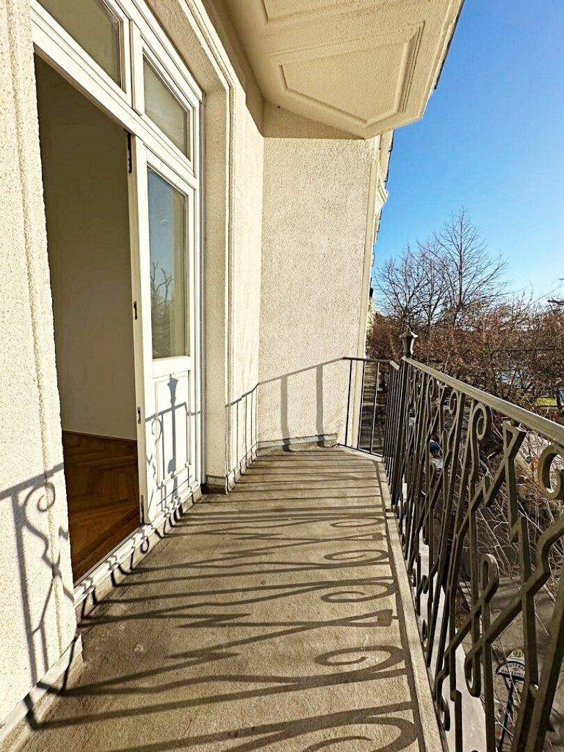 Geräumiger Balkon mit Zugang vom Innenbereich und Blick auf die Umgebung.