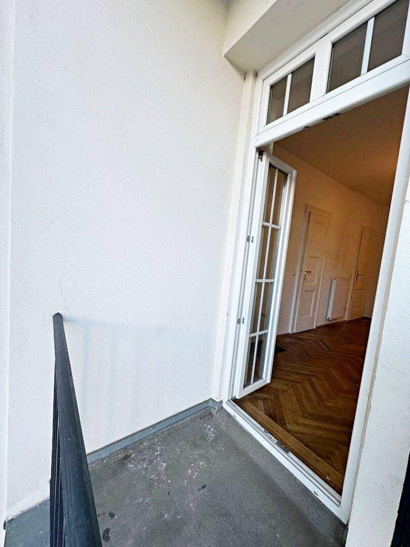 Kleiner Balkon mit Zugang vom Innenbereich und Blick auf die Nachbarschaft.
