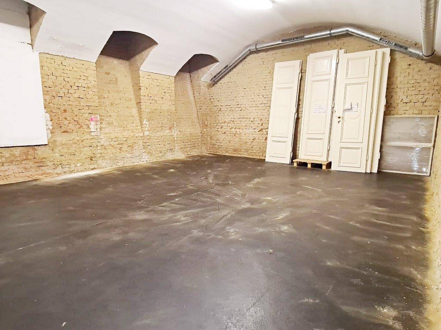 Geräumiger Kellerraum mit Gewölbedecke, Ziegelwänden und Betonboden, bereit für die Nutzung als Lager.