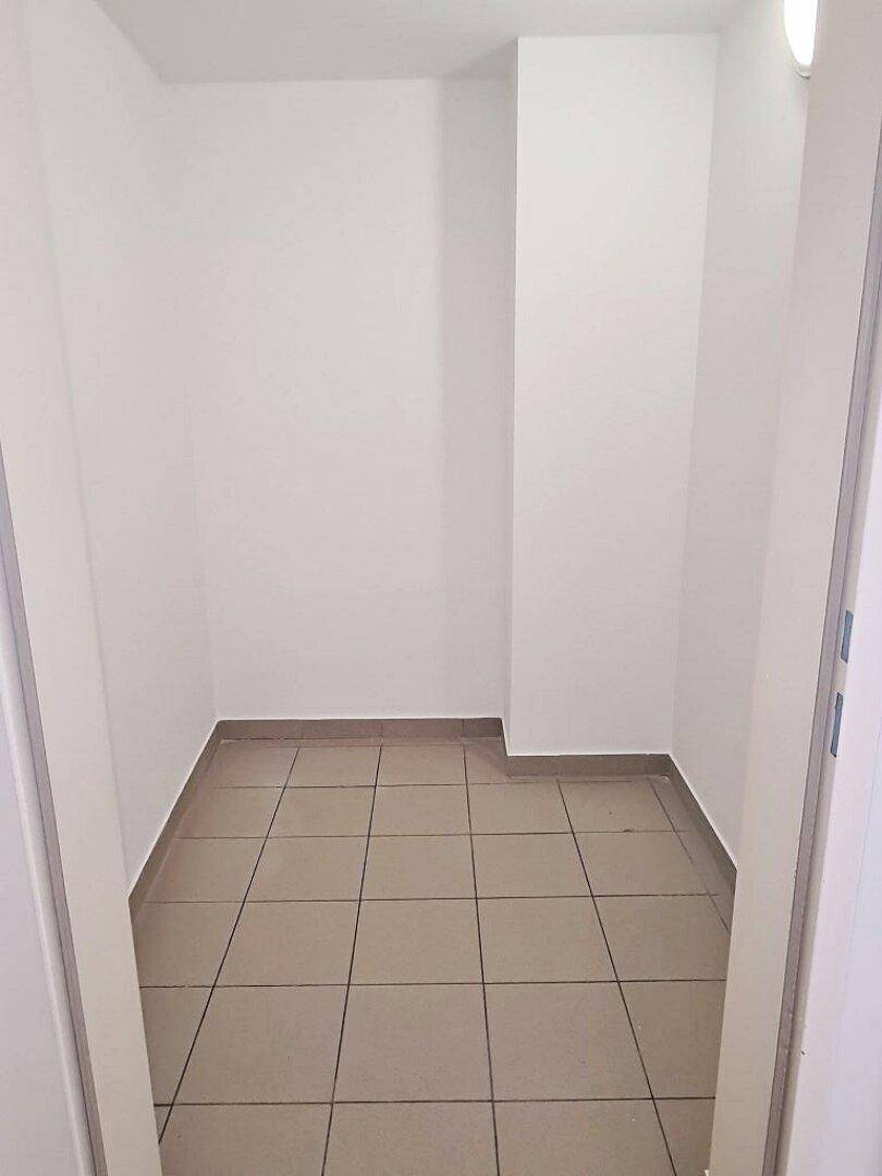 Praktischer Abstellraum mit Fliesenboden und weißen Wänden, bietet zusätzlichen Stauraum.