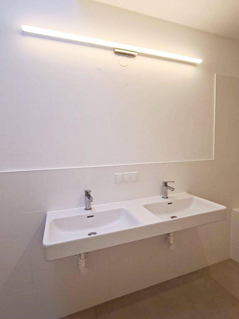 Nahaufnahme des modernen Doppelwaschbeckens mit eleganten Armaturen in einem hellen Badezimmer.