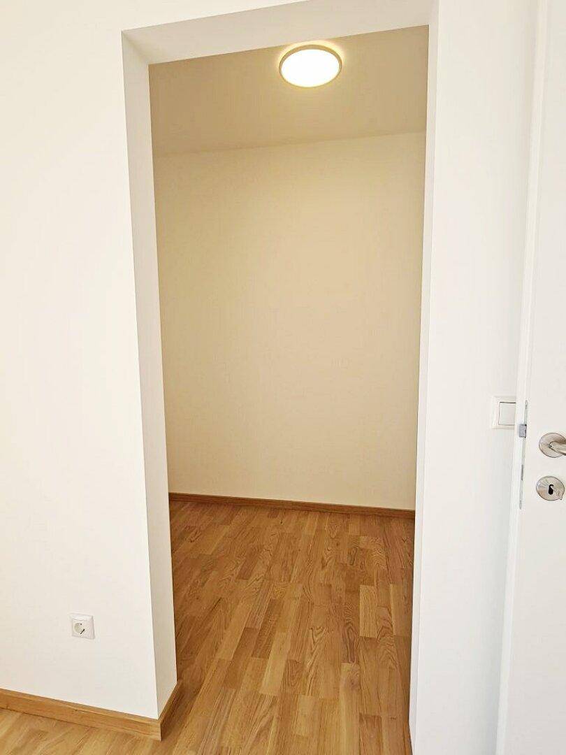Kleiner, heller Abstellraum mit Parkettboden, ideal für zusätzlichen Stauraum.