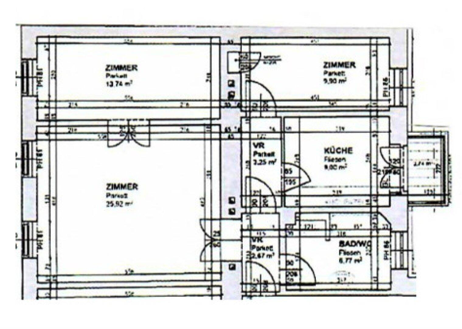 Grundriss der Wohnung mit drei Zimmern, Küche und Bad.