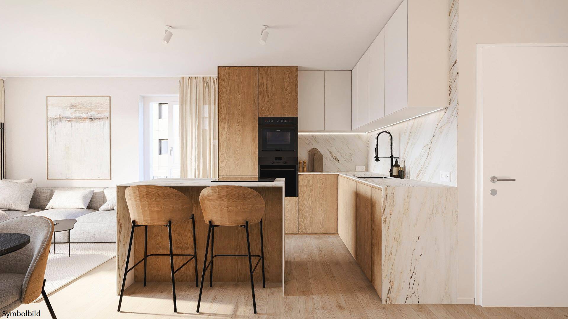 Moderne Küche mit Holz- und weißen Schränken, Marmor-Arbeitsplatten und einer Kücheninsel mit Barhockern.
