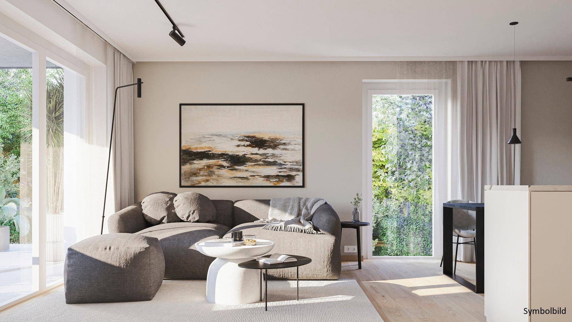 Helles Wohnzimmer mit modernem Sofa, großen Fenstern und direktem Zugang zur Terrasse.
