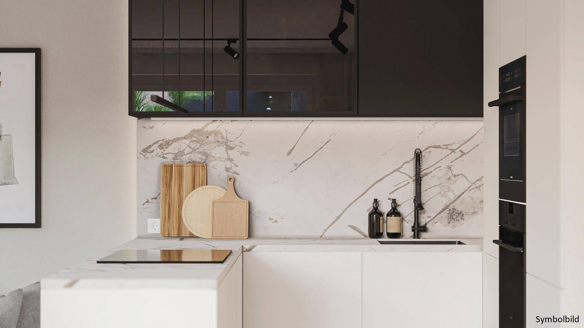 Moderne Küche mit weißen Unterschränken, schwarzen Oberschränken und eleganter Marmor-Arbeitsplatte.