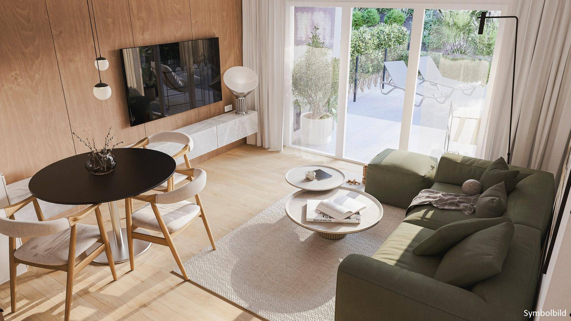 Heller Wohn- und Essbereich mit Zugang zur Terrasse, modernem Sofa und Holzboden.