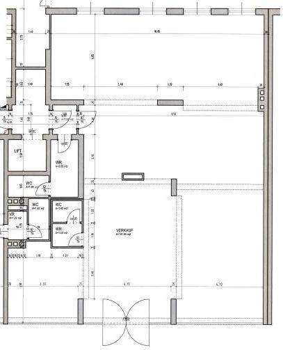Grundriss eines Gewerbeobjekts mit Verkaufsfläche, mehreren Toiletten und einem Aufzug.