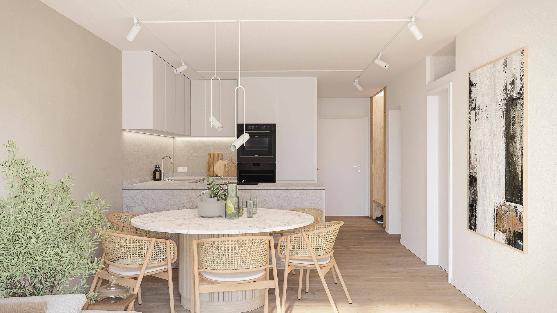 Eleganter Essbereich mit rundem Marmortisch und Rattan-Stühlen, angrenzend an die moderne Küche.