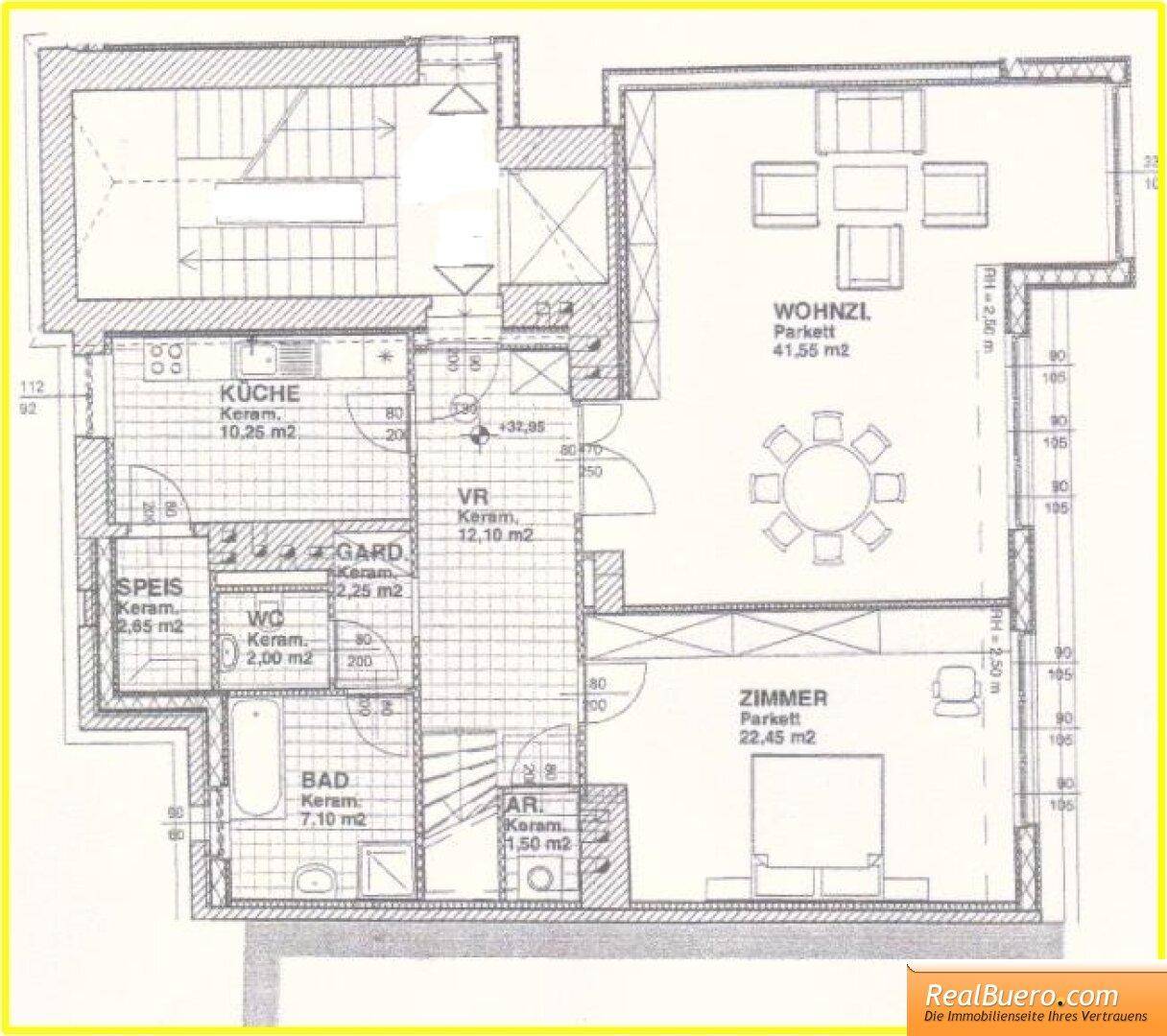 Grundriss der unteren Ebene mit Wohnzimmer, Küche, Bad und Schlafzimmer.