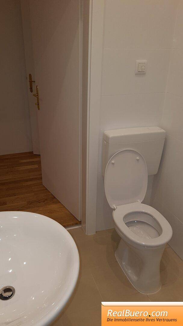 Badezimmer mit Dusche & Wc