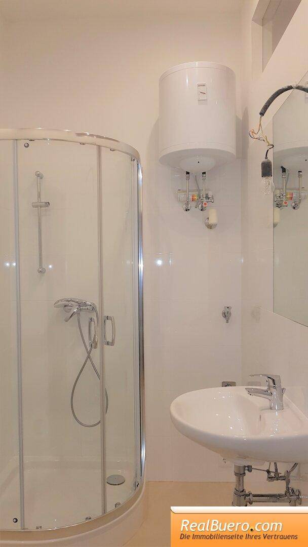 Badezimmer mit Dusche & Wc