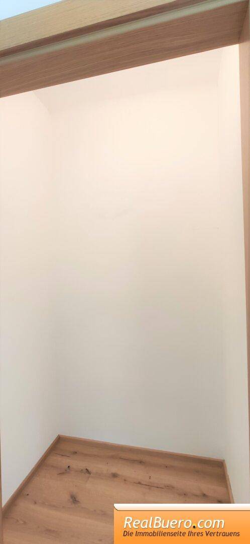 Praktischer Abstellraum mit Holzboden, ideal für zusätzlichen Stauraum.
