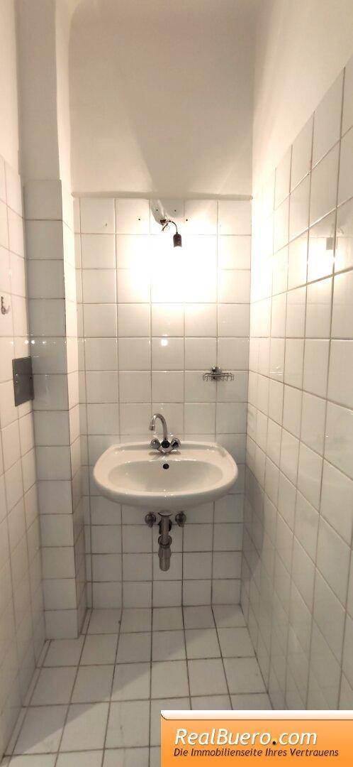 Badezimmer mit Dusche, Handwaschwaschbecken,