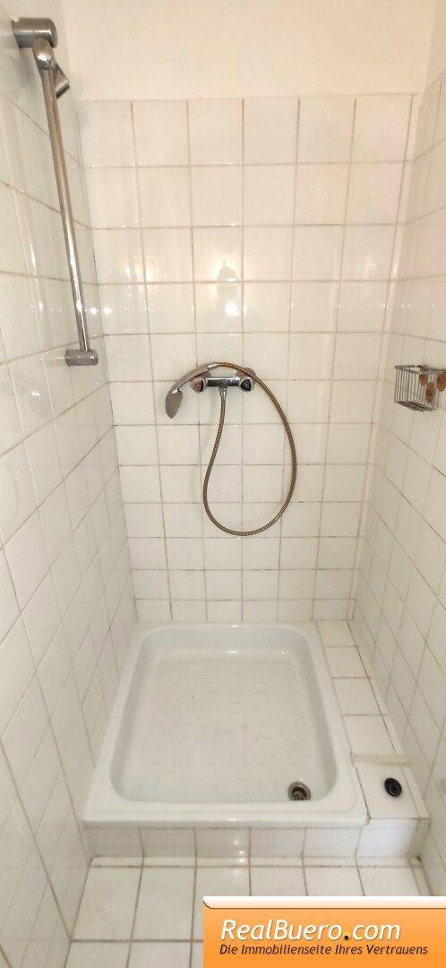 Badezimmer mit Dusche, Handwaschwaschbecken,