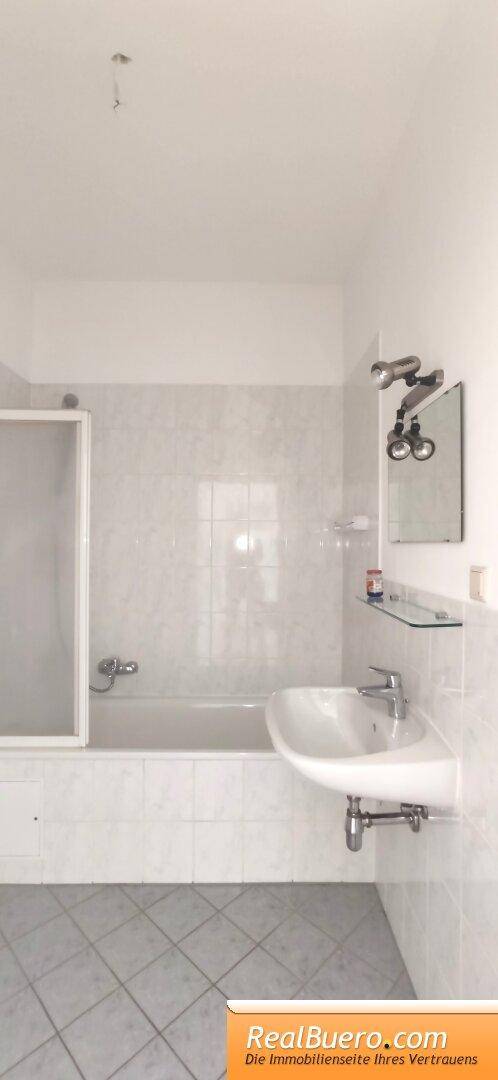 Badezimmer mit Wanne, Handwaschbecken, Waschmaschinenanschluss, Handtuchtrockner